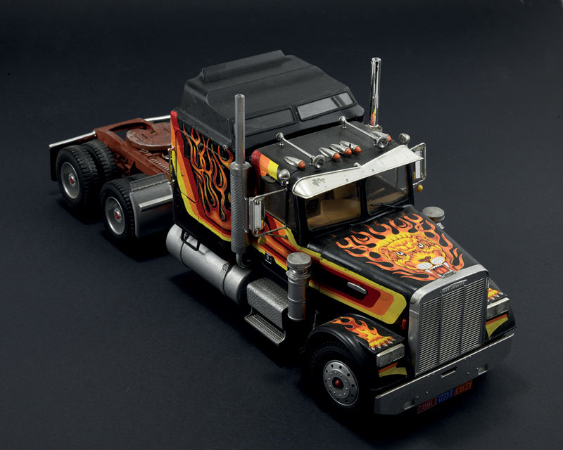 Italeri 1/24 Freightliner Aerodyne Truck Sclae Model Kit 90785