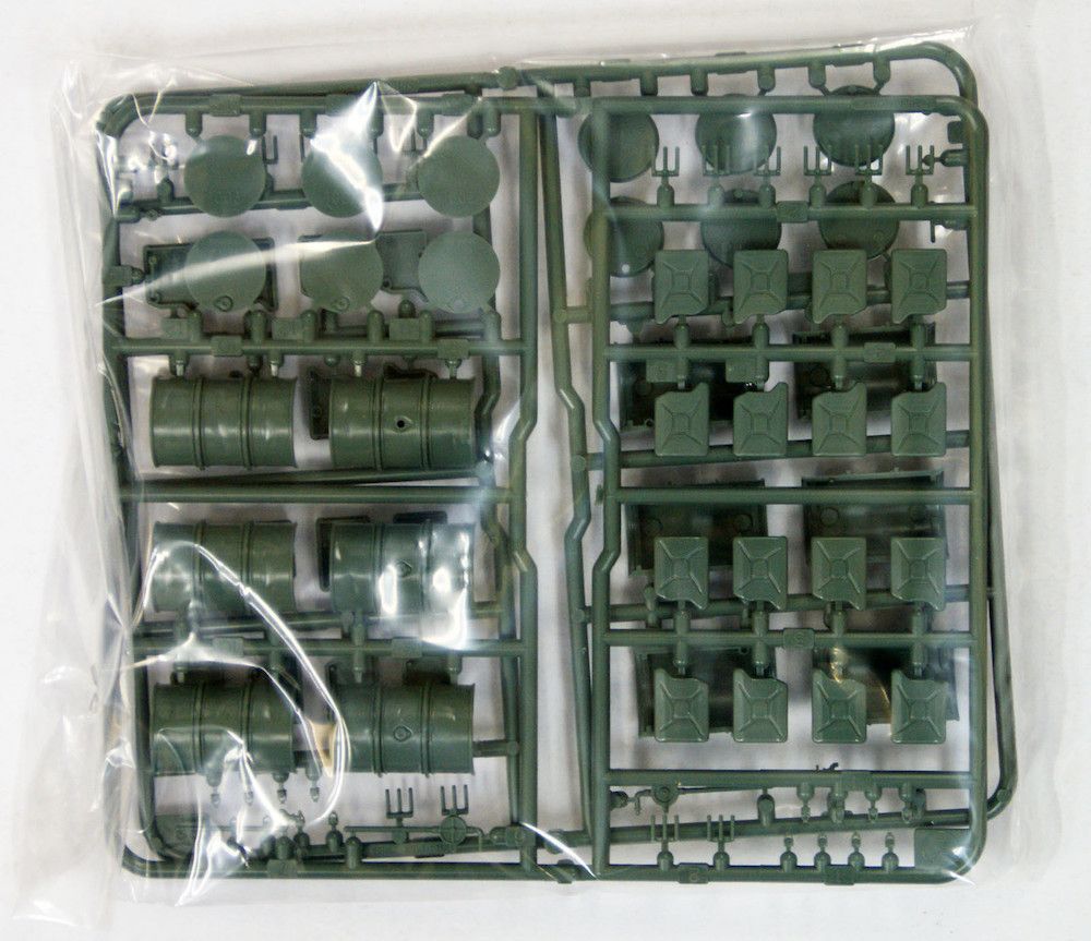 Tamiya 1/35 German Fuel Drums & Jerry Cans Set Military Model Kit 35186