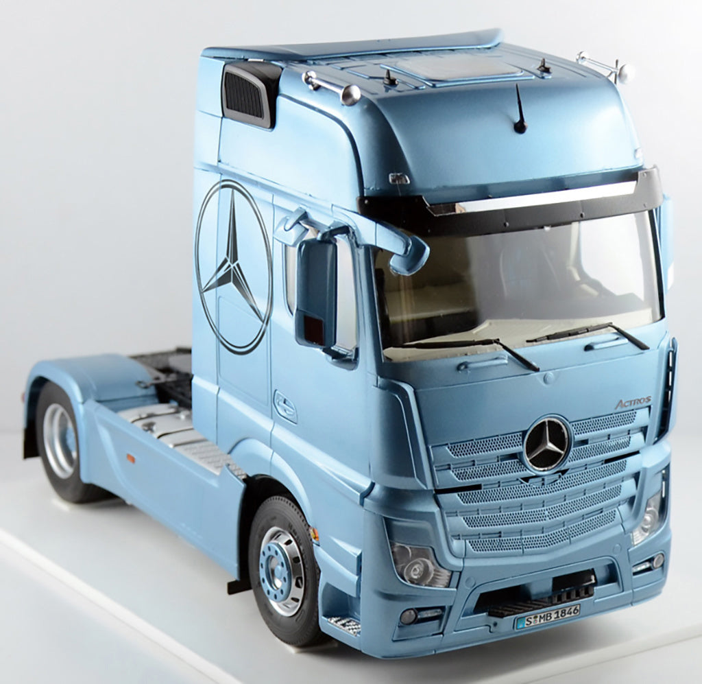 Italeri 1:24 Mercedes Benz Actros Gigaspace Truck Scale Model Kit 3905