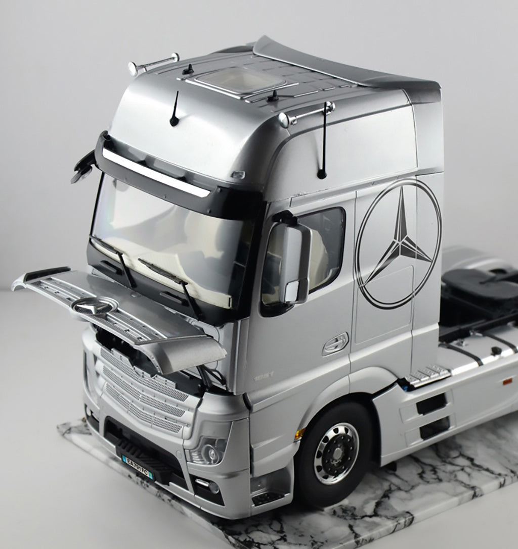 Italeri 1:24 Mercedes Benz Actros Gigaspace Truck Scale Model Kit 3905