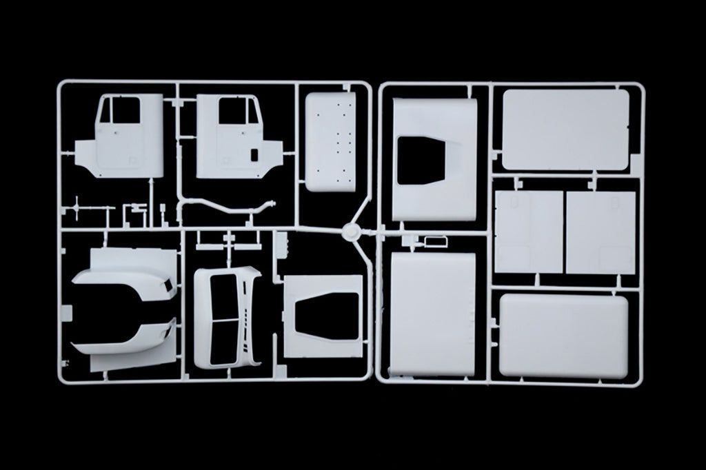 Italeri 1:24 FREIGHTLINER FLD 120 SPECIAL Truck Scale Model Kit 3925