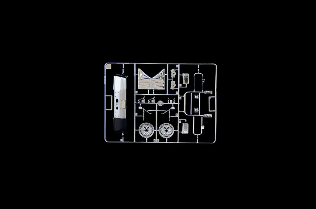 Italeri 1:24 FREIGHTLINER FLD 120 SPECIAL Truck Scale Model Kit 3925