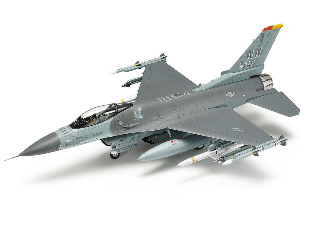 Tamiya 1/72 F-16CJ Block 50 Fighting Falcon with Full Equipment model Set 60788