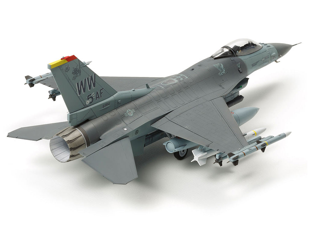 Tamiya 1/72 F-16CJ Block 50 Fighting Falcon with Full Equipment model Set 60788