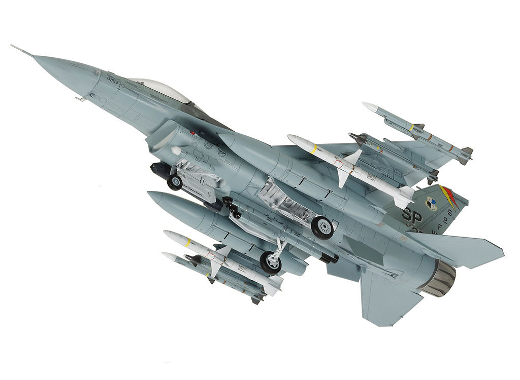 Tamiya 1/72 F-16CJ Block 50 Fighting Falcon with Full Equipment model Set 60788