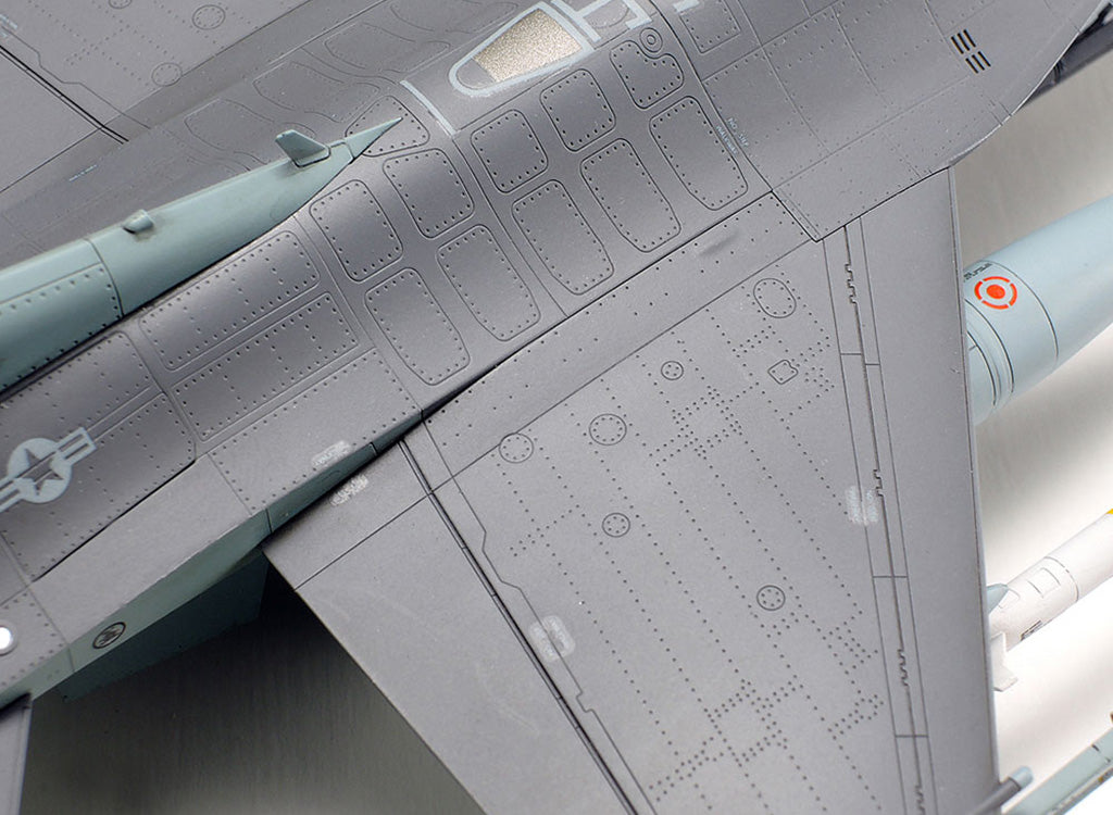 Tamiya 1/72 F-16CJ Block 50 Fighting Falcon with Full Equipment model Set 60788