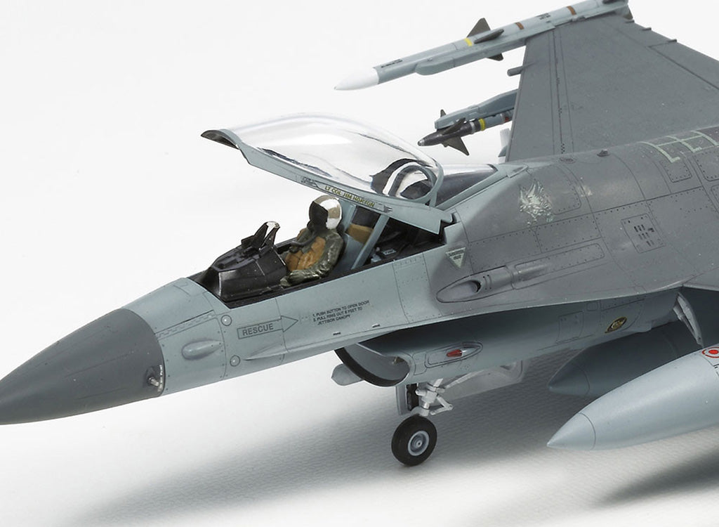 Tamiya 1/72 F-16CJ Block 50 Fighting Falcon with Full Equipment model Set 60788