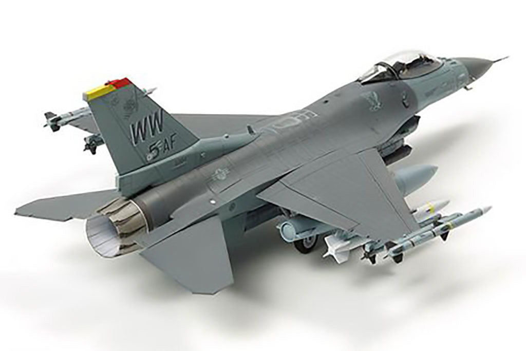 Tamiya 1/72 F-16CJ Block 50 Fighting Falcon with Full Equipment model Set 60788