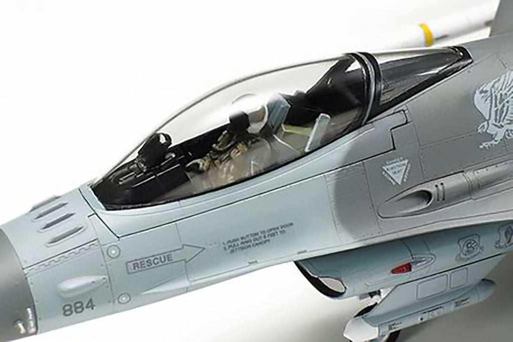 Tamiya 1/72 F-16CJ Block 50 Fighting Falcon with Full Equipment model Set 60788