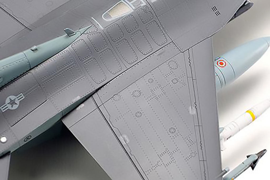 Tamiya 1/72 F-16CJ Block 50 Fighting Falcon with Full Equipment model Set 60788