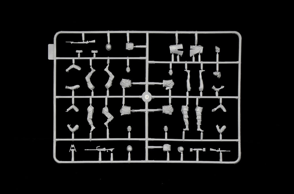 ITALERI M4A1 Sherman Tank with 7 Infantry Figures Scale Model Kit 6568