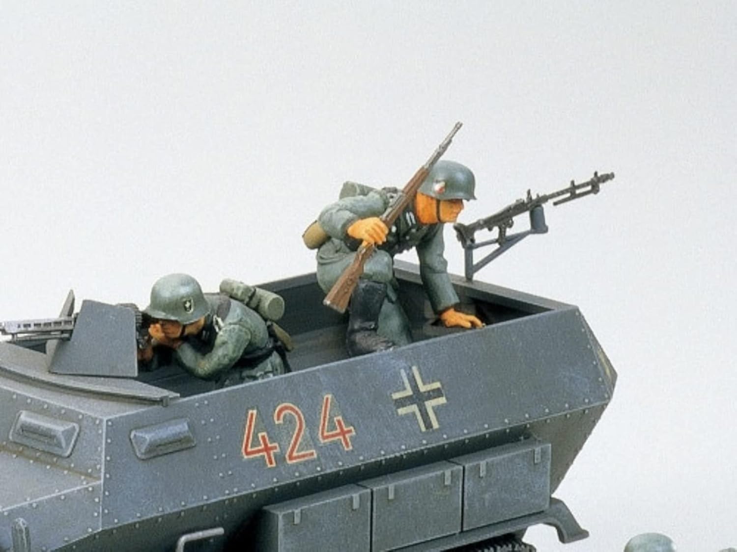 Tamiya 1/35 German Hanomag Sd.Kfz.251/1 Scale Model Set 35020