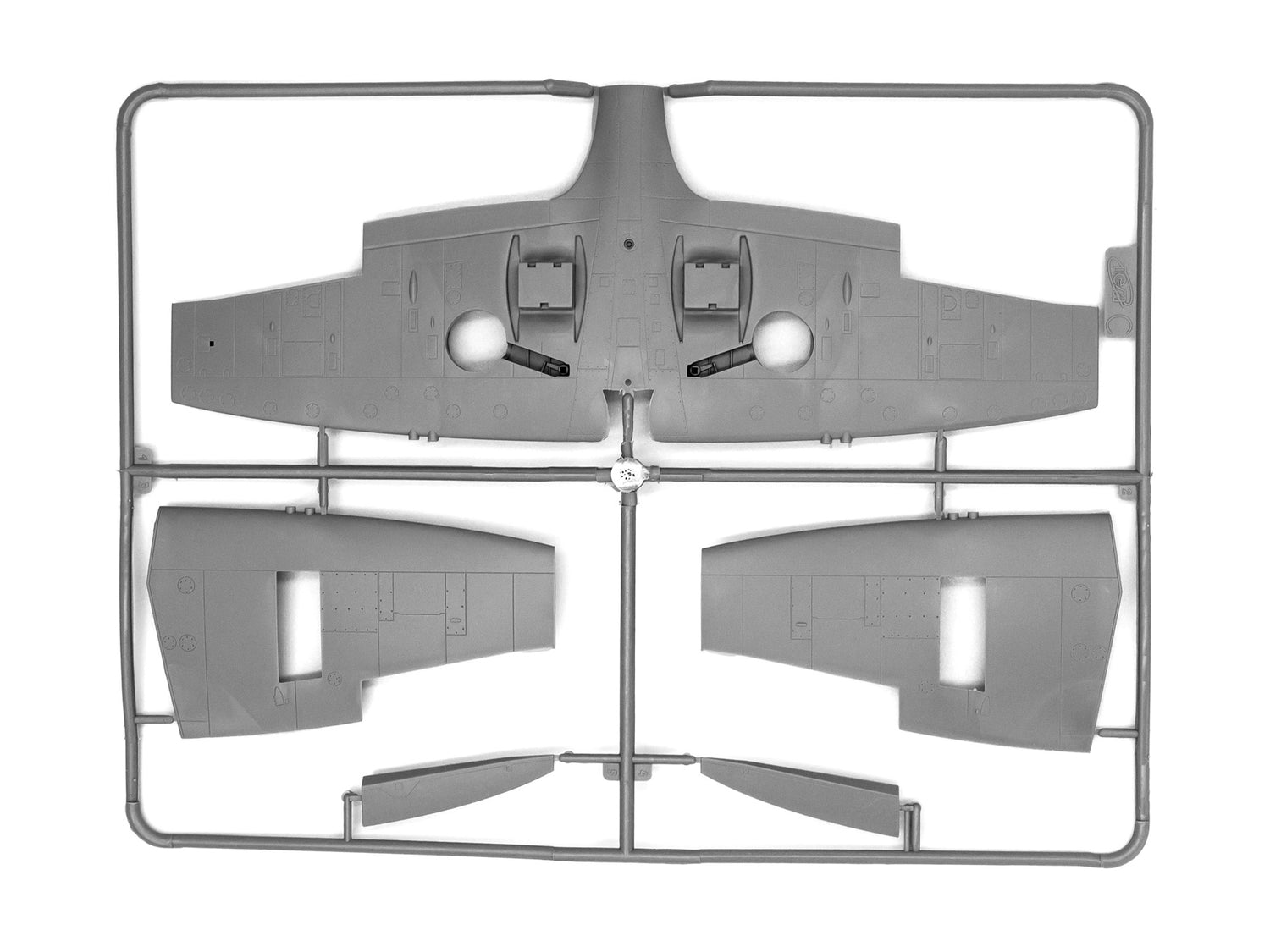 ICM 1:72 Spitfire Mk.VII WWII British Fighter Plane Scale model ICM48062